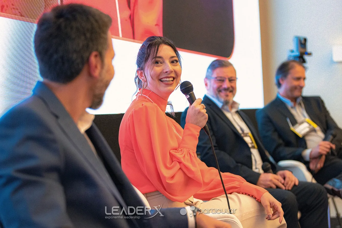 Painelista com o microfone durante uma edição do LeaderX Talks
