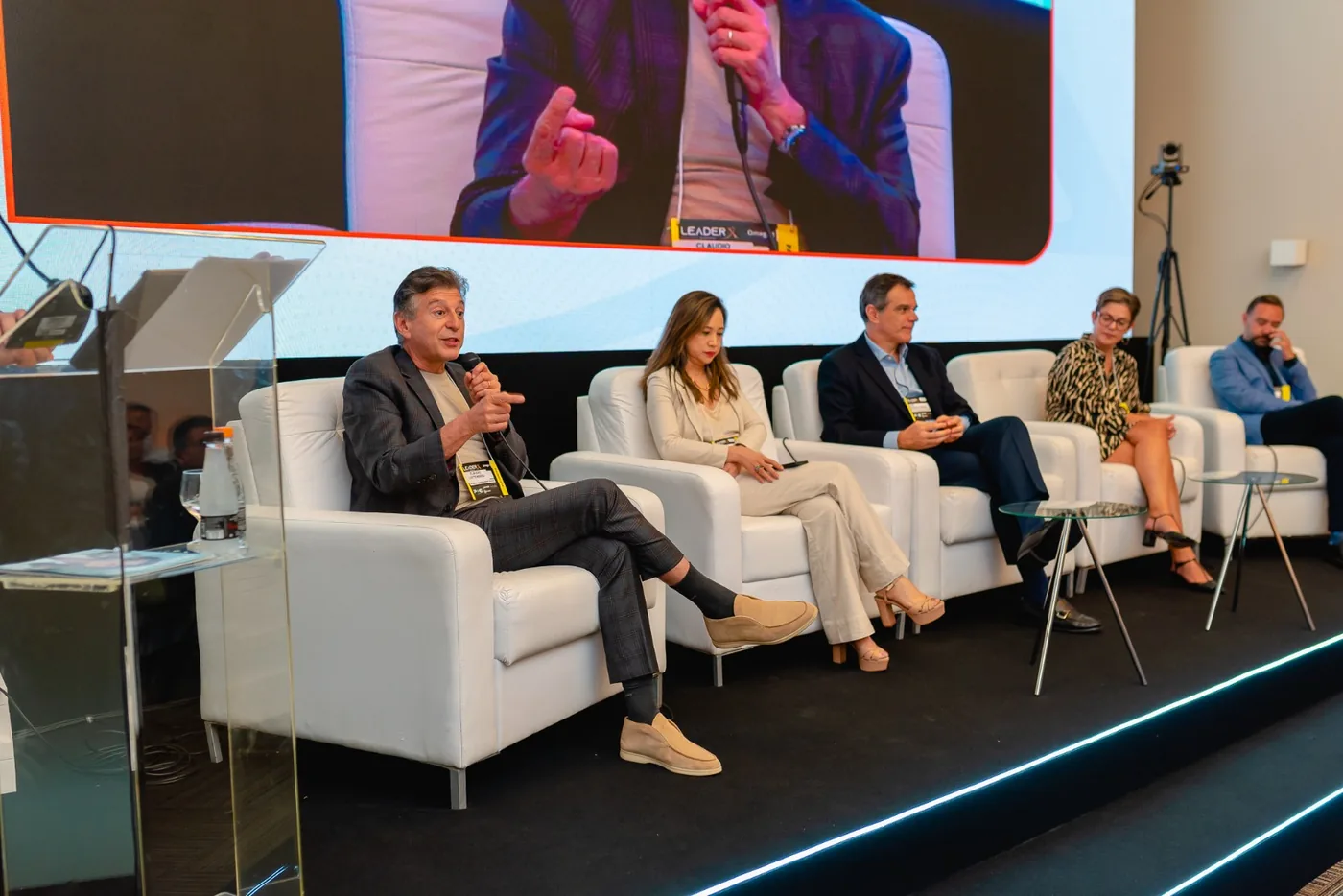 Painel no palco de uma edição do LeaderX Talks